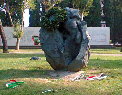 atto vandalico al monumento ai deportati di Prato